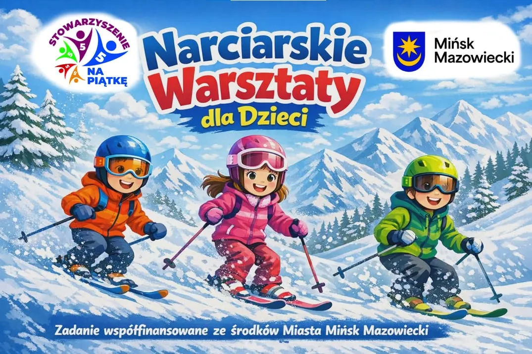 Kliknięcie powiększy obraz. Trzy dzieci w kolorowych strojach i kaskach jeżdżą na nartach po śnieżnym stoku z górami i lasem w tle, na niebieskim niebie widoczne białe chmury. W lewym górnym rogu kolorowe logo stowarzyszenia, w prawym górnym rogu herb Mińska Mazowieckiego. Tekst zapraszający na narciarskie warsztaty dla dzieci na niebieskim tle.