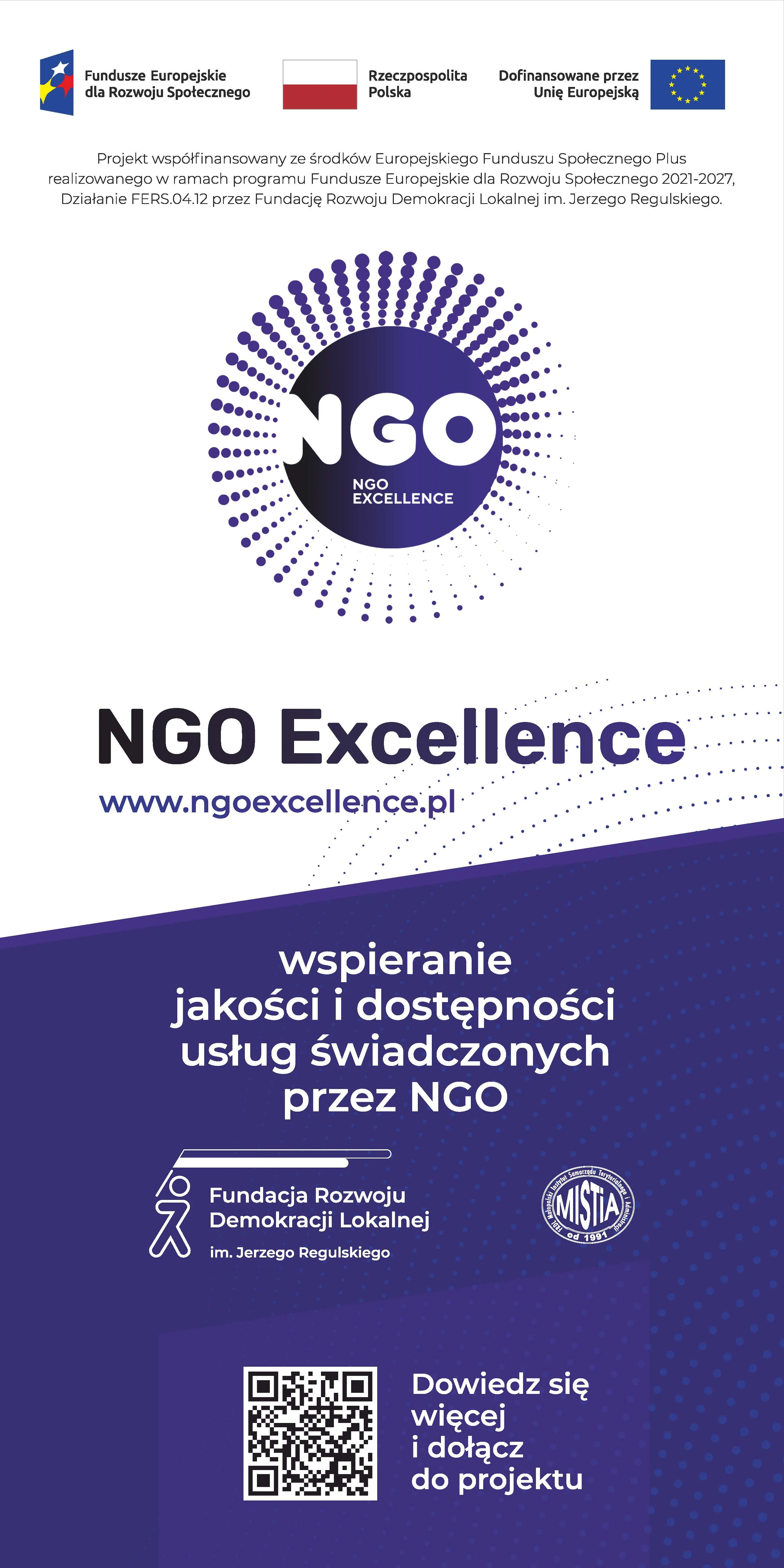 Kliknięcie powiększy obraz. Pionowy baner w jasnym otoczeniu, dominują kolory biały i różne odcienie fioletu. U góry w poziomym rzędzie umieszczone trzy małe logotypy instytucji na białym tle. Centralnie duże fioletowe koło z promieniującymi kropkami zawierające biały logotyp organizacji. Dolna część banera ma ciemnofioletowe pole z ikoną fundacji, okrągłą pieczątką oraz kodem QR po lewej i tekstem zachęcającym po prawej.