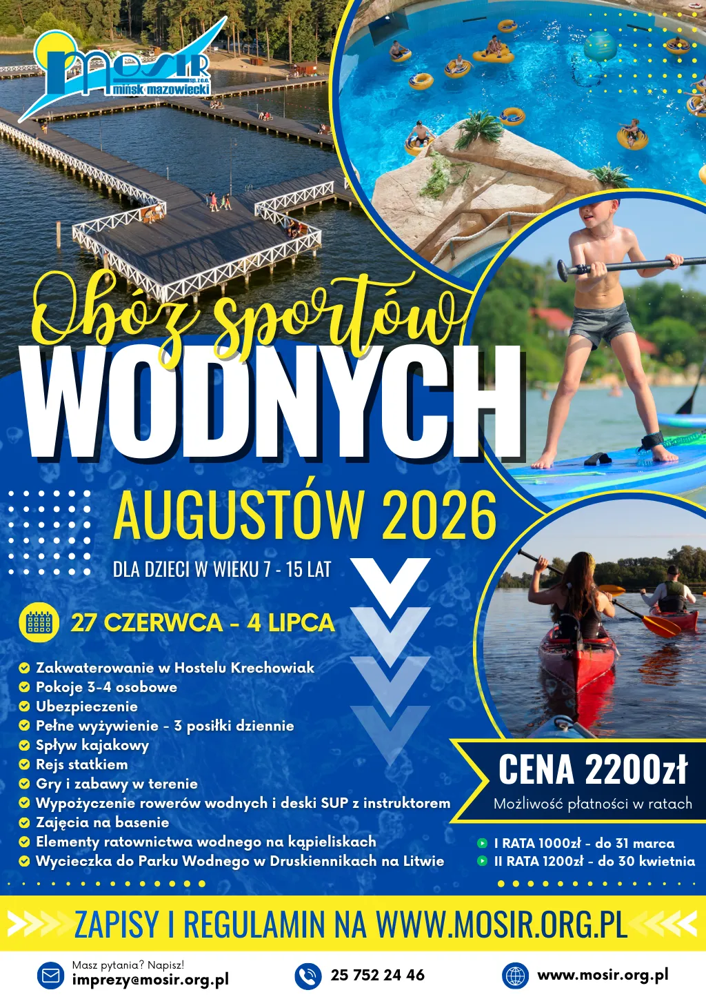 Kliknięcie powiększy obraz. Widok z lotu ptaka na drewniany pomost nad jeziorem.
Okrągłe wstawki pokazują basen z osobami na żółtych kółkach, chłopca na desce z wiosłem i dwie osoby w kajakach.
Tło ma intensywny niebieski kolor z żółtymi akcentami i dużymi blokami tekstu informacyjnymi.
Na dole są ikony kontaktu i adres strony internetowej.