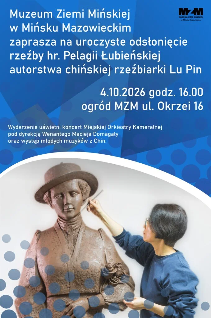 Kliknięcie powiększy obraz. Kobieta rzeźbiarka po prawej poprawia detal dłonią i narzędziem. Po lewej stoi duża rzeźba kobiety w kapeluszu trzymającej bukiet. Górna część obrazu ma niebieskie tło z geometrycznymi i kropkowymi wzorami oraz logo muzeum.