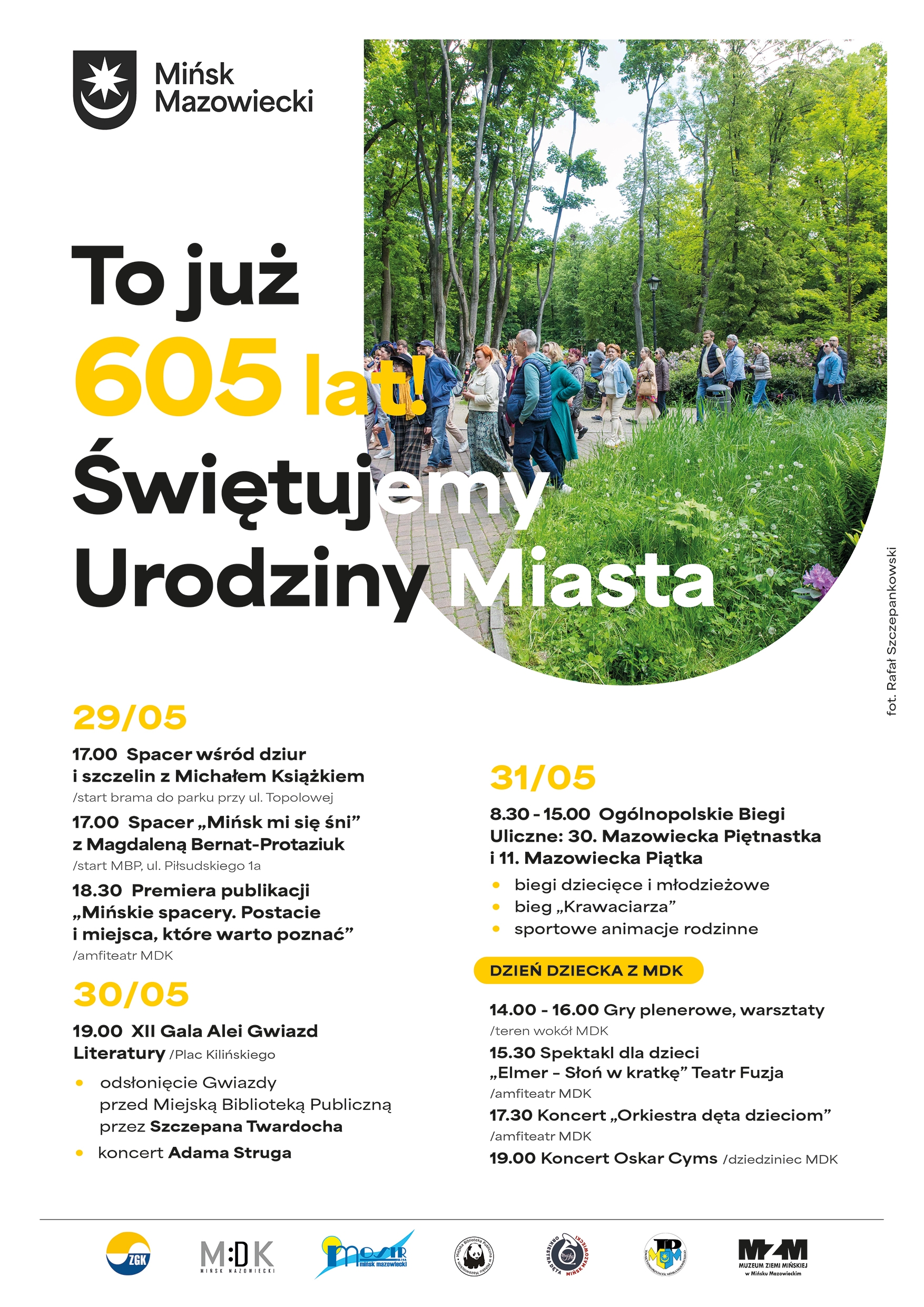 Kliknięcie powiększy obraz. Plakat z białym tłem i logotypem miasta w górnym lewym rogu. Po lewej duże czarne i żółte elementy typograficzne sygnalizujące jubileusz. Po prawej okrągłe zdjęcie parku w dzień. Grupa ludzi idzie ścieżką między wysokimi zielonymi drzewami i trawą. Na dole kolumny z czarnym i żółtym tekstem programu wydarzeń.