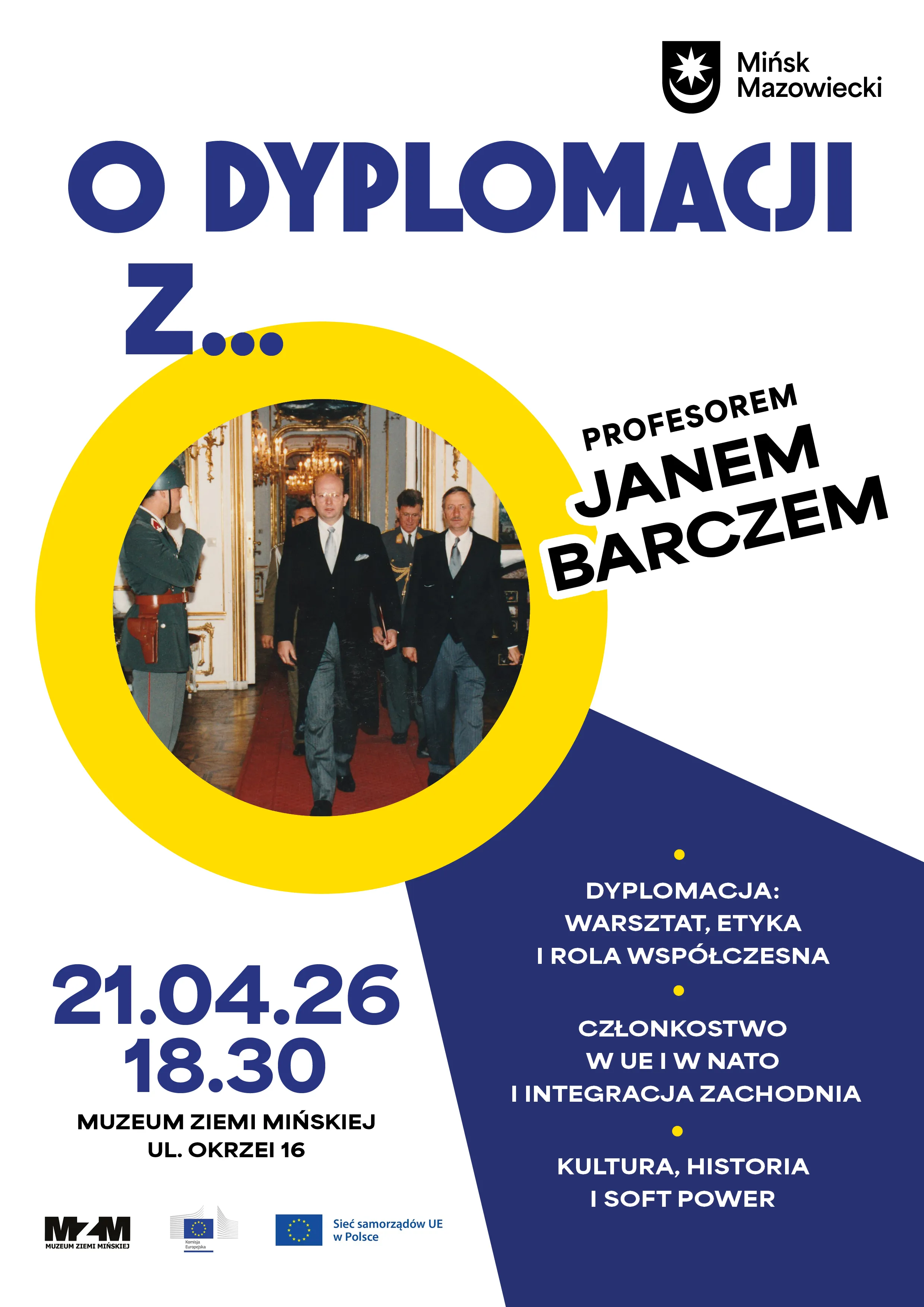 Kliknięcie powiększy obraz. Plakat z białym tłem i dużym niebieskim napisem u góry. Na środku żółte koło z okrągłym zdjęciem kilku mężczyzn w garniturach idących korytarzem pałacowym. W prawym górnym rogu logo miasta. Po prawej niebieski ukośny blok z białym tekstem opisującym tematy prelekcji. U dołu duże daty i godzina oraz informacja o muzeum i adresie.