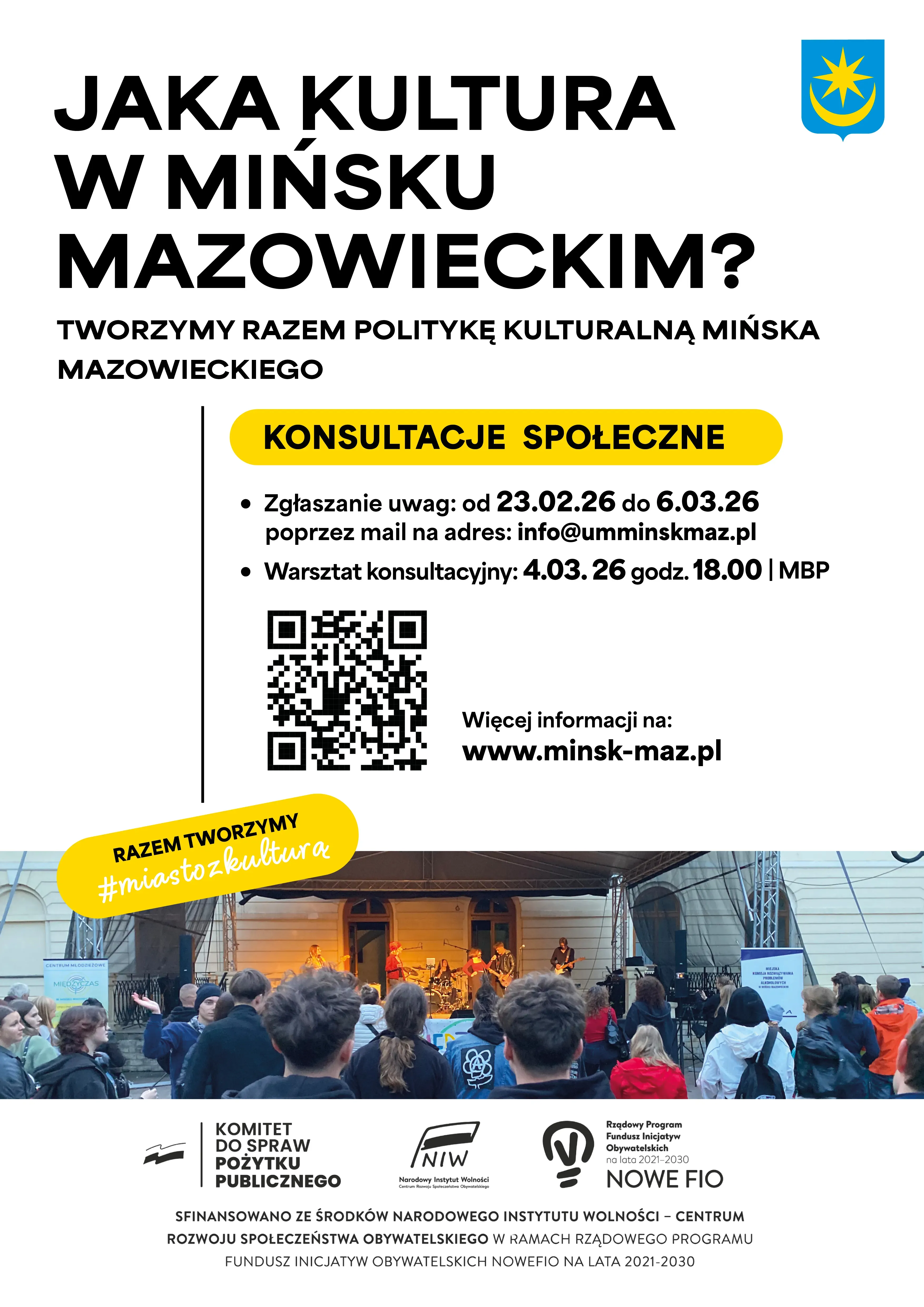 Kliknięcie powiększy obraz. W prawym górnym rogu herb miasta. Żółty poziomy pasek informacyjny o konsultacjach społecznych z ikonką kodu QR i adresem strony. Na dole zdjęcie wieczornego, zewnętrznego koncertu na scenie z oświetleniem i tłumem stojących widzów. Żółta naklejka z hashtagiem dotyczącym tworzenia kultury miasta.