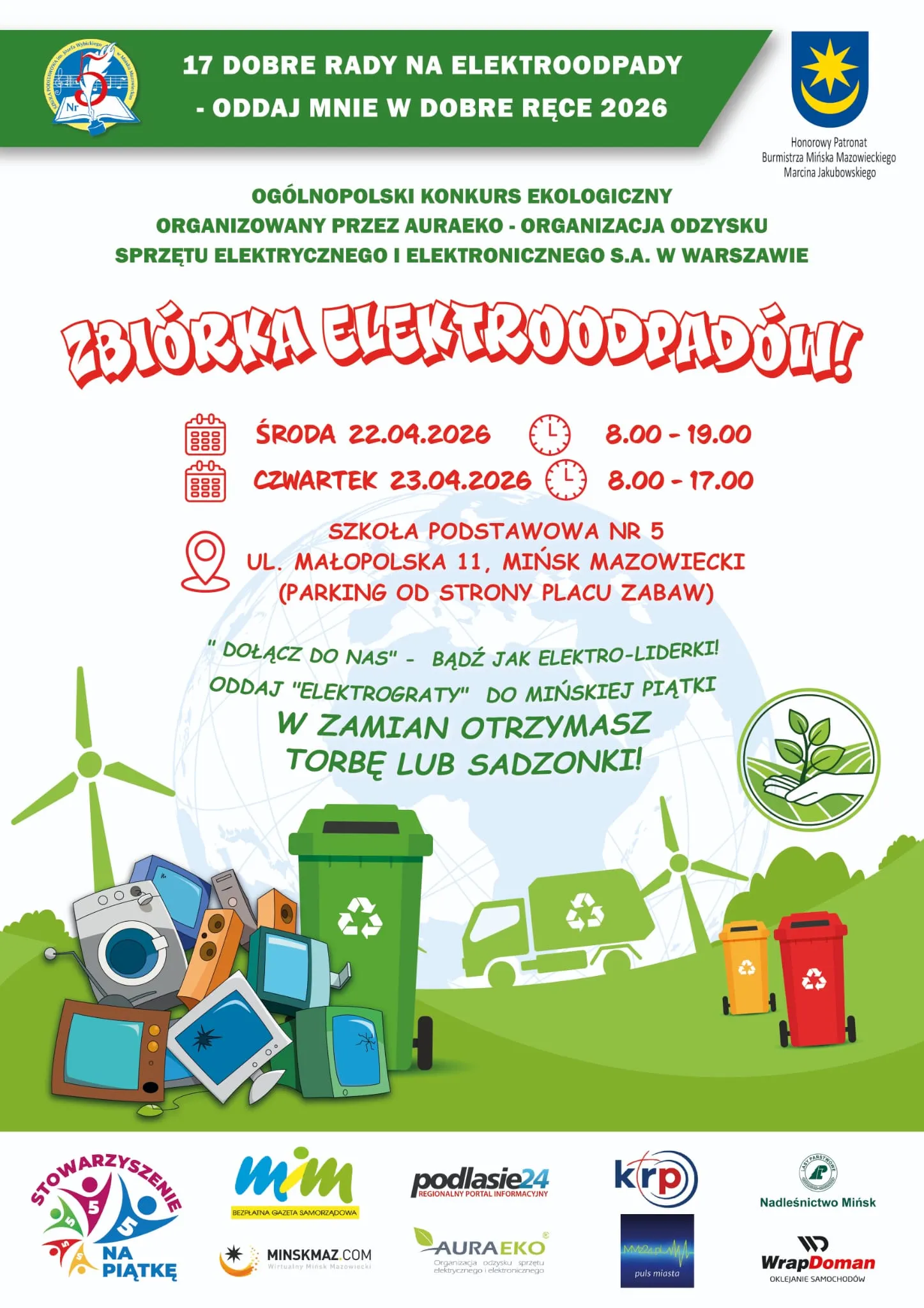 Kliknięcie powiększy obraz. Kolorowy plakat reklamuje zbiórkę elektroodpadów. U góry jest zielony pasek z kilkoma logotypami. Pod nim znajduje się duży, wyrazisty czerwony nagłówek i ikony kalendarza oraz zegara informujące o terminach. Środkowa część pokazuje nazwę i lokalizację szkoły. Na dole stoi sterta starych urządzeń elektronicznych obok zielonego kosza na recykling i samochodu z symbolem recyklingu. W tle są wiatraki i zielony krajobraz. Na samej stopce rozmieszczone są logotypy sponsorów.