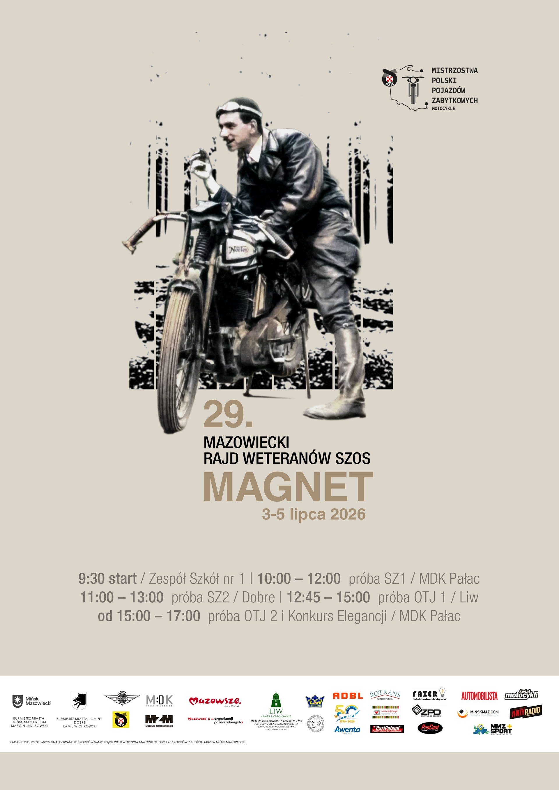 Kliknięcie powiększy obraz. Mężczyzna w skórzanej kurtce i goglach opiera się o zabytkowy motocykl. Grafika umieszczona na jasnobezowym tle. Za postacią pionowe czarne pnie tworzące efekt lasu. W prawym górnym rogu małe logo z mapą Polski i ikoną motocykla. U dołu rząd małych logotypów sponsorów.