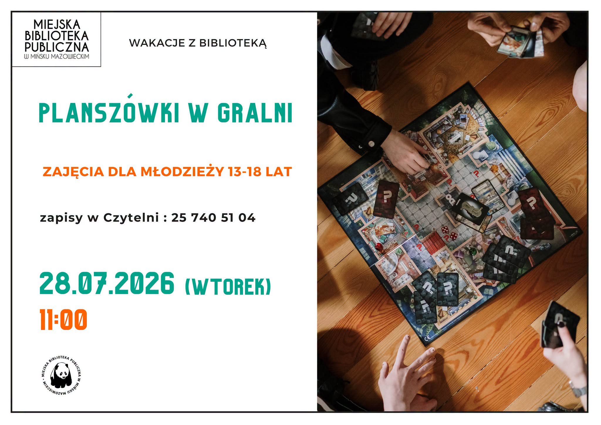 Kliknięcie powiększy obraz. Po prawej zdjęcie z lotu ptaka osób grających w planszówkę na drewnianej podłodze. Widać cztery pary dłoni trzymające karty i przesuwające pionki na kolorowej planszy. Po lewej biały panel z informacjami i dwoma logotypami, z przewagą turkusowych i pomarańczowych akcentów.
