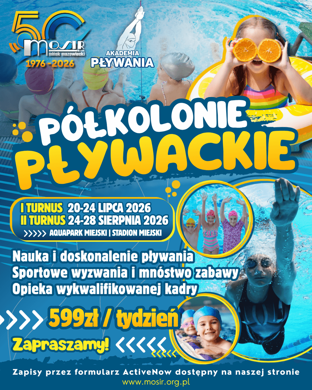 Kliknięcie powiększy obraz. Kolorowy plakat z motywem basenu. Kilkoro dzieci w czepkach siedzi przy krawędzi basenu. Dziewczynka w prawym górnym rogu siedzi w dmuchanym kole i trzyma połówki pomarańczy przed oczami. W centralnej części duże, zabawne napisy reklamowe. W tle pływaczka zanurza się pod wodą. Kilka okrągłych zdjęć dzieci w basenie i logo organizatora w górnym rogu. Dominują niebieskie i żółte barwy.