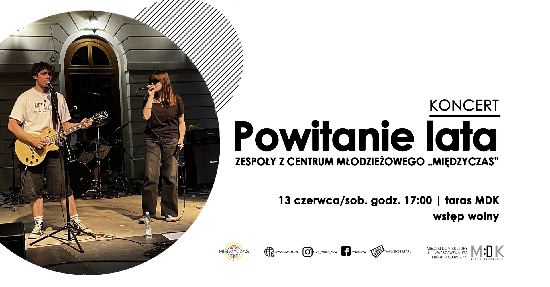 Kliknięcie powiększy obraz. Dwójka muzyków stoi na scenie po lewej stronie. Mężczyzna gra na elektrycznej gitarze i śpiewa do mikrofonu. Kobieta w ciemnych okularach trzyma mikrofon i śpiewa. Za nimi widać perkusję i oświetloną elewację budynku z łukowym oknem. Prawa połowa obrazu to białe tło z graficznym układem plakatu i kilkoma logotypami u dołu.