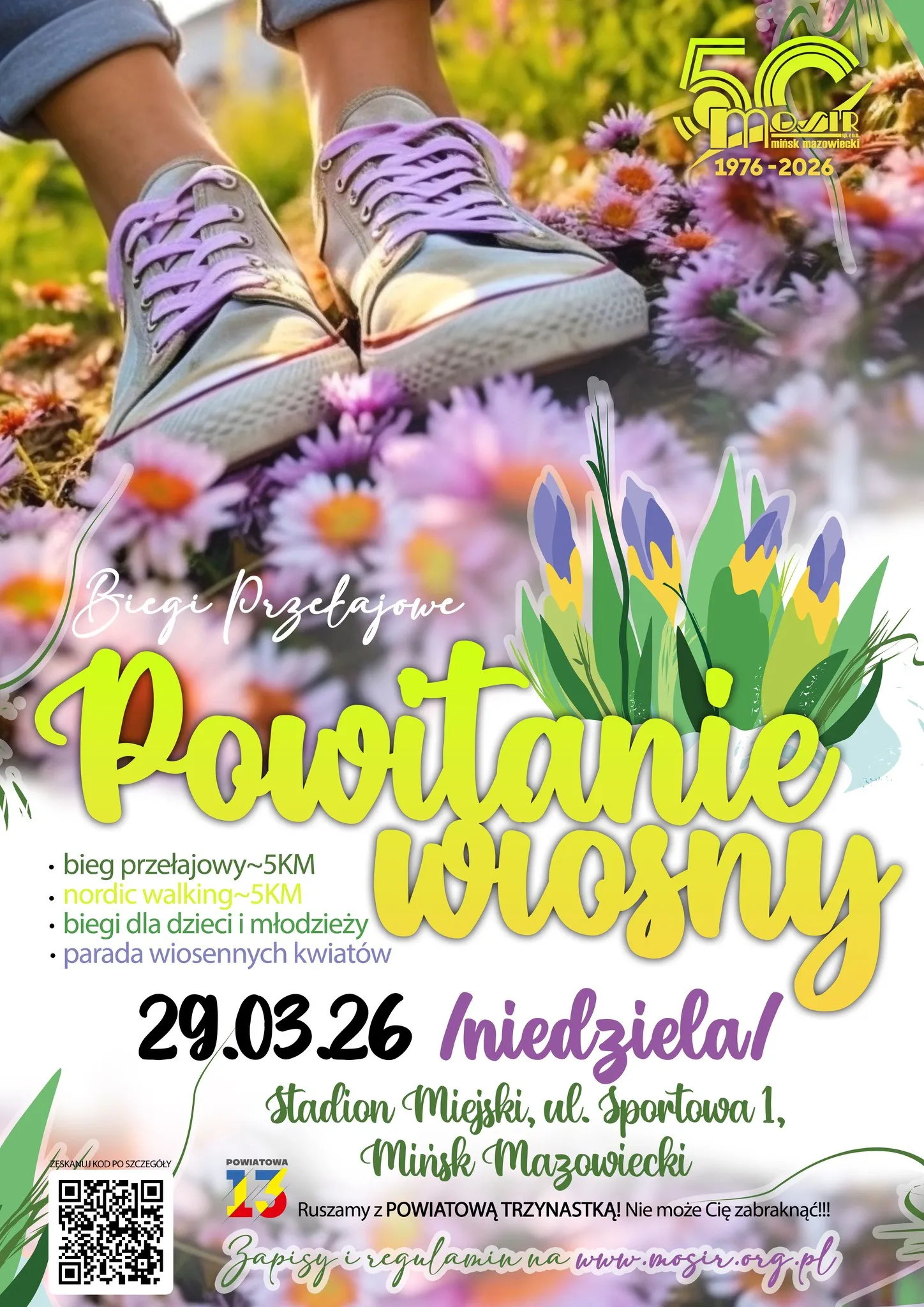 Kliknięcie powiększy obraz. Para stóp w szarych tenisówkach z fioletowymi sznurówkami stoi wśród różowo-fioletowych stokrotek. Otoczenie zielone i rozmyte, widoczne trawy i kwiaty. W prawym dolnym rogu kolorowa ilustracja żółto-fioletowych tulipanów. Jasne, wiosenne kolory i dzienne światło.