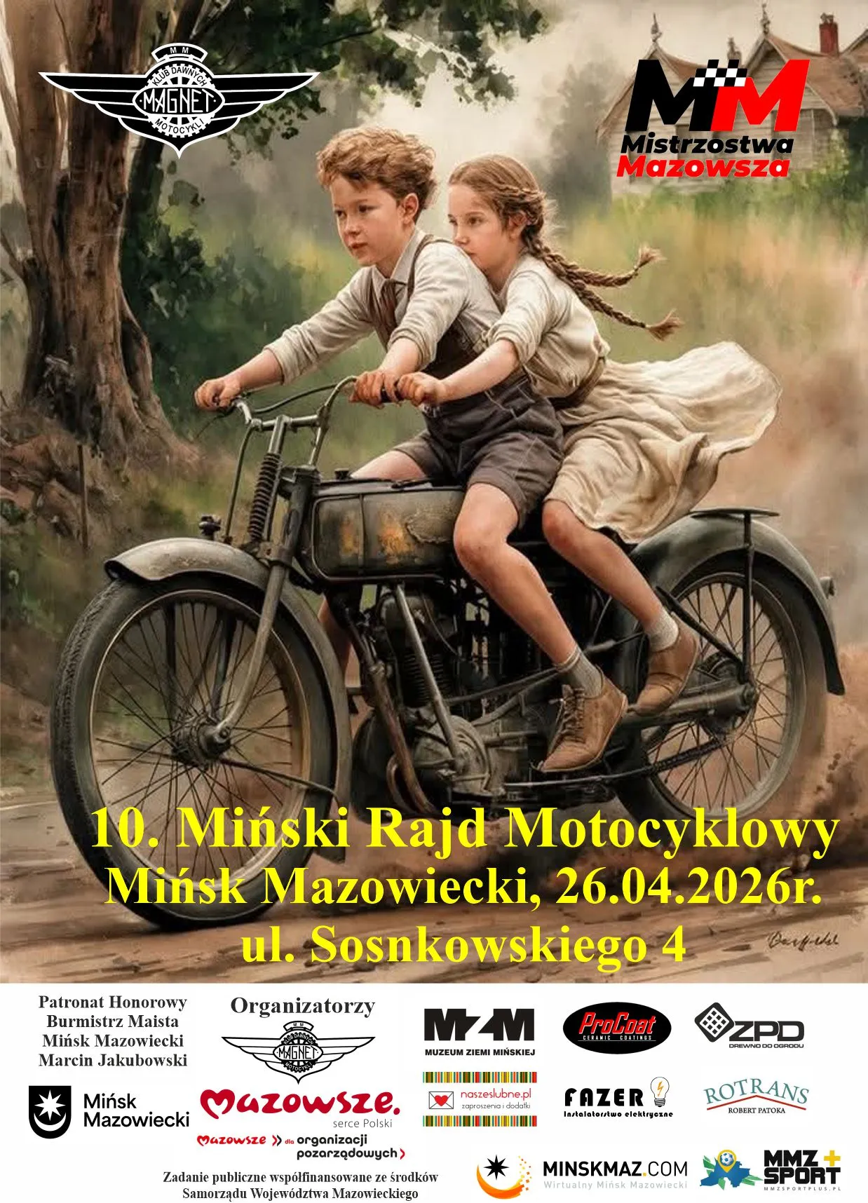 Kliknięcie powiększy obraz. Dwójka dzieci siedzi na zabytkowym motocyklu na wiejskiej drodze w świetle dziennym. Chłopiec prowadzi, dziewczynka trzyma się za jego plecami, jej sukienka powiewa. Po lewej rośnie duże drzewo, w tle widać rozmyte zabudowania i zieleń. Na górze i na dole obrazu znajdują się logotypy i żółty tekst informacyjny na tle grafiki.