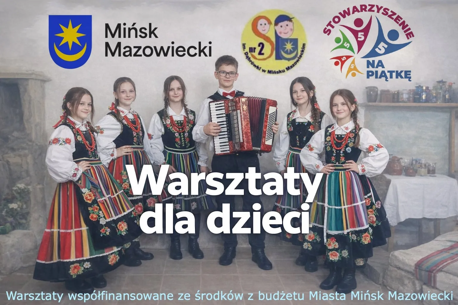 Kliknięcie powiększy obraz. Sześć dzieci stoi w sali wewnątrz na jasnym tle. Pięć dziewczynek nosi kolorowe ludowe stroje, chłopiec w środku trzyma akordeon. U góry trzy logotypy, w tle stół z naczyniami i kamienna ściana.