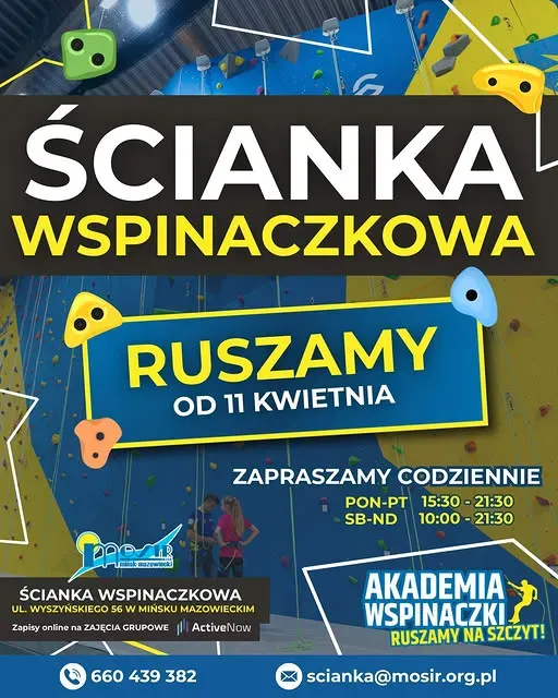 Kliknięcie powiększy obraz. Kolorowe ścianki wspinaczkowe z licznych chwytów na niebiesko-żółtym tle. Dwie osoby stoją u podstawy ścianki. Duża, kontrastowa grafika informuje o uruchomieniu obiektu, logotypy i dane kontaktowe znajdują się w dolnej części obrazu.
