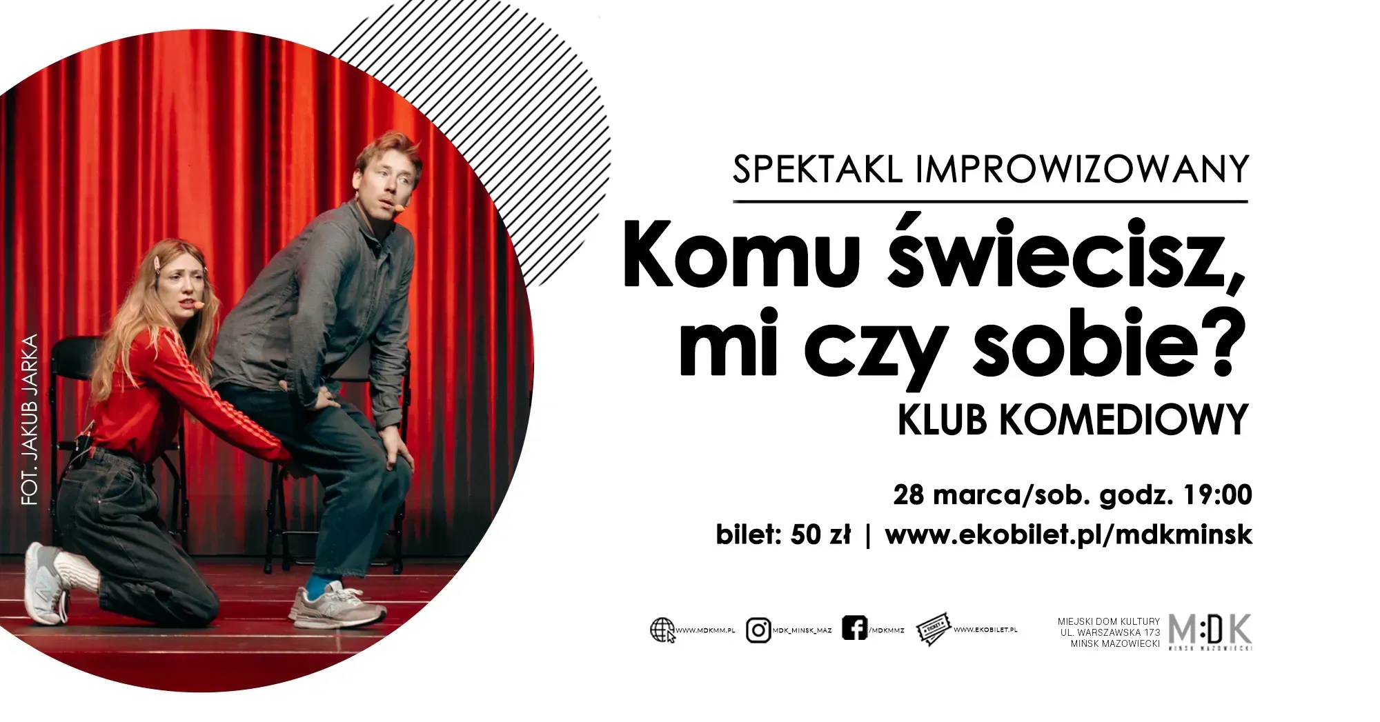 Kliknięcie powiększy obraz. Lewy, okrągły kadr pokazuje dwoje aktorów na scenie przed czerwonymi zasłonami. Kobieta klęczy i trzyma mężczyznę za biodro. Mężczyzna stoi pochylony. Oboje mają mikrofony przy twarzach i noszą casualowe ubrania. Fot. Jakub Jarka. Prawa połowa obrazu ma białe tło z dużą, czarną typografią i informacjami o wydarzeniu.