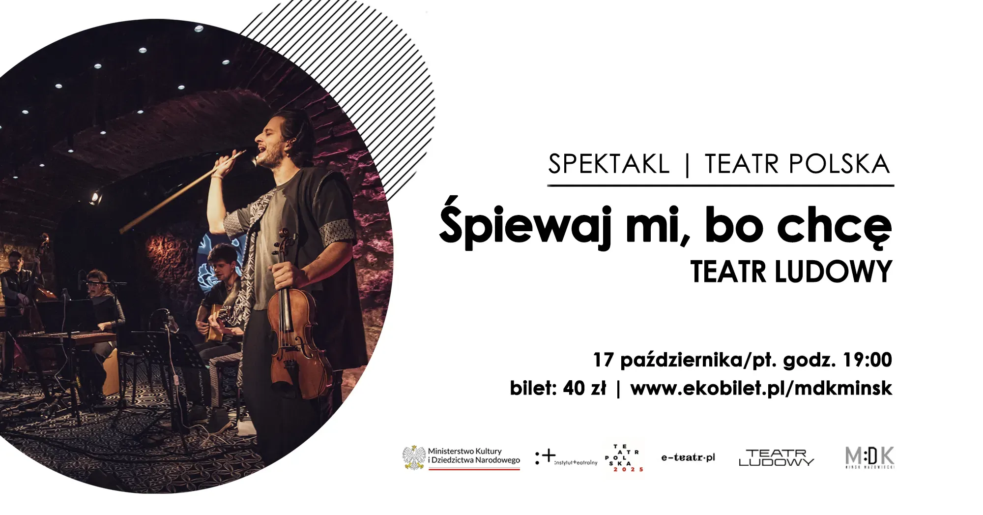 Kliknięcie powiększy obraz. Po lewej sprtonie mężczyzna śpiewa i trzyma skrzypce, towarzyszy mu zespół muzyków na scenie z kamienną ścianą w tle. Po prawej napisy na białym tle.