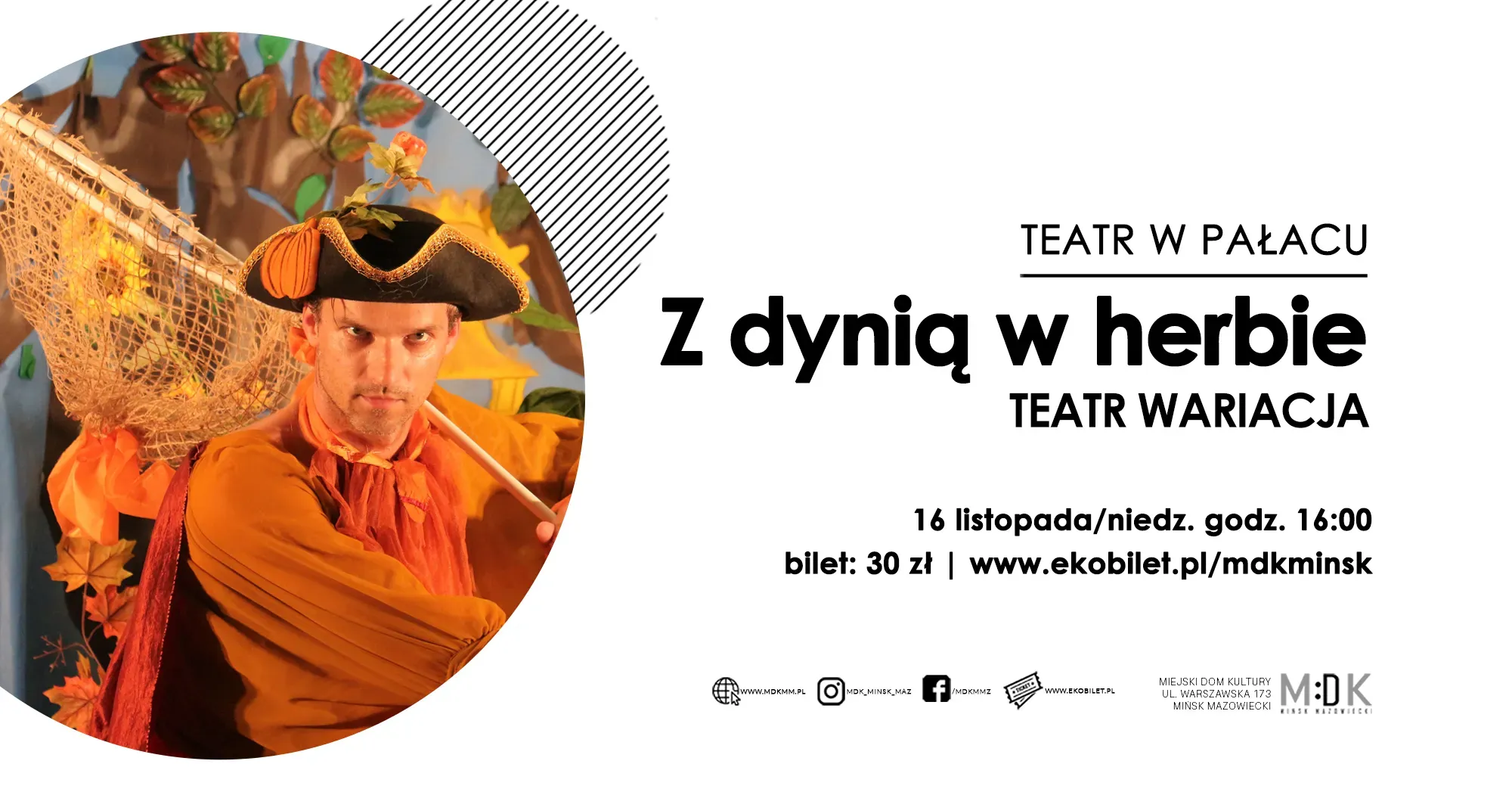 Kliknięcie powiększy obraz. Mężczyzna w pomarańczowym kostiumie i kapeluszu ozdobionym liśćmi trzyma siatkę na motyle na tle dekoracji z liśćmi i kwiatami. Obok na białym tle tekst zapowiadający spektakl teatralny.