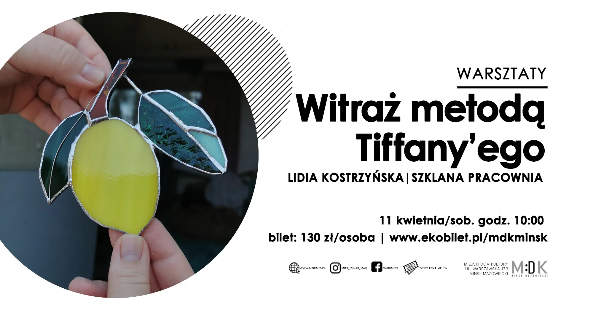 Kliknięcie powiększy obraz. Dwie dłonie trzymają witraż w kształcie żółtego owocu z dwoma zielonymi liśćmi, spoiny srebrne. Obraz jest umieszczony w okrągłym kadrze po lewej, po prawej białe tło z dużą czarną typografią i cienistym, ukośnym wzorem dekoracyjnym.