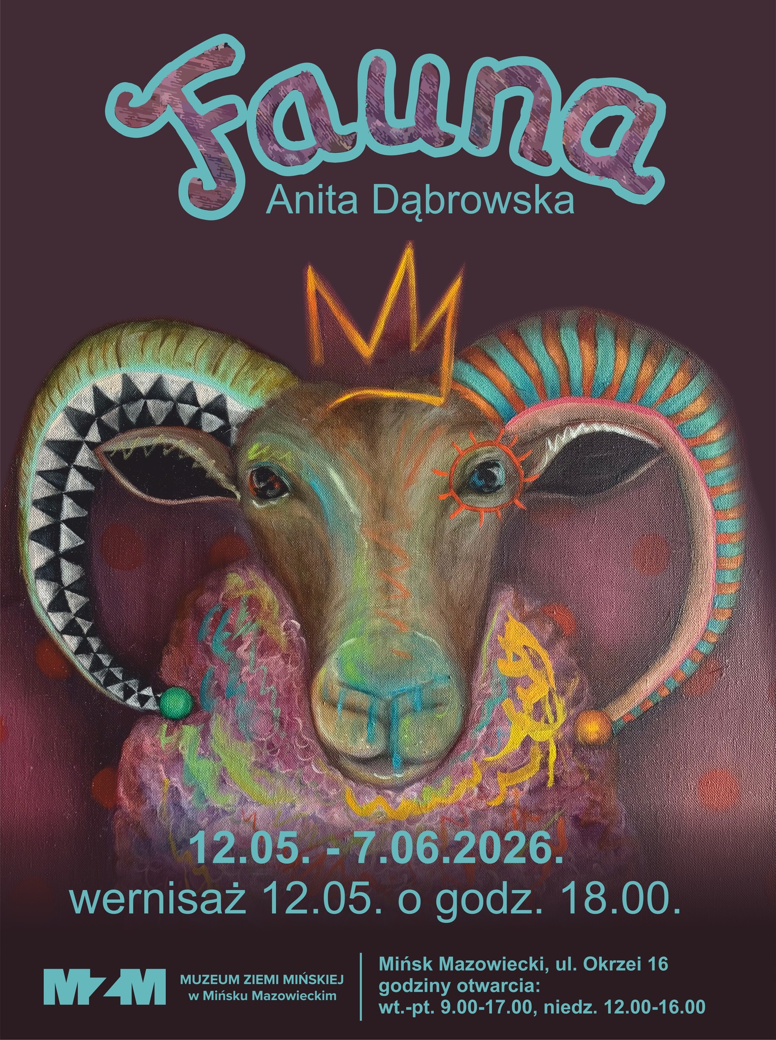Kliknięcie powiększy obraz. Kolorowa, stylizowana głowa barana z dużymi ozdobnymi rogami i pomarańczową koroną nad głową. Tło w ciemnym fioletowym kolorze. U góry duży, turkusowy napis w stylizowanej czcionce oraz mniejsze turkusowe imię i nazwisko autorki. Na środku turkusowy tekst z datami i informacją o wernisażu. Na dole logo muzeum i szczegóły lokalizacji oraz godzin otwarcia.