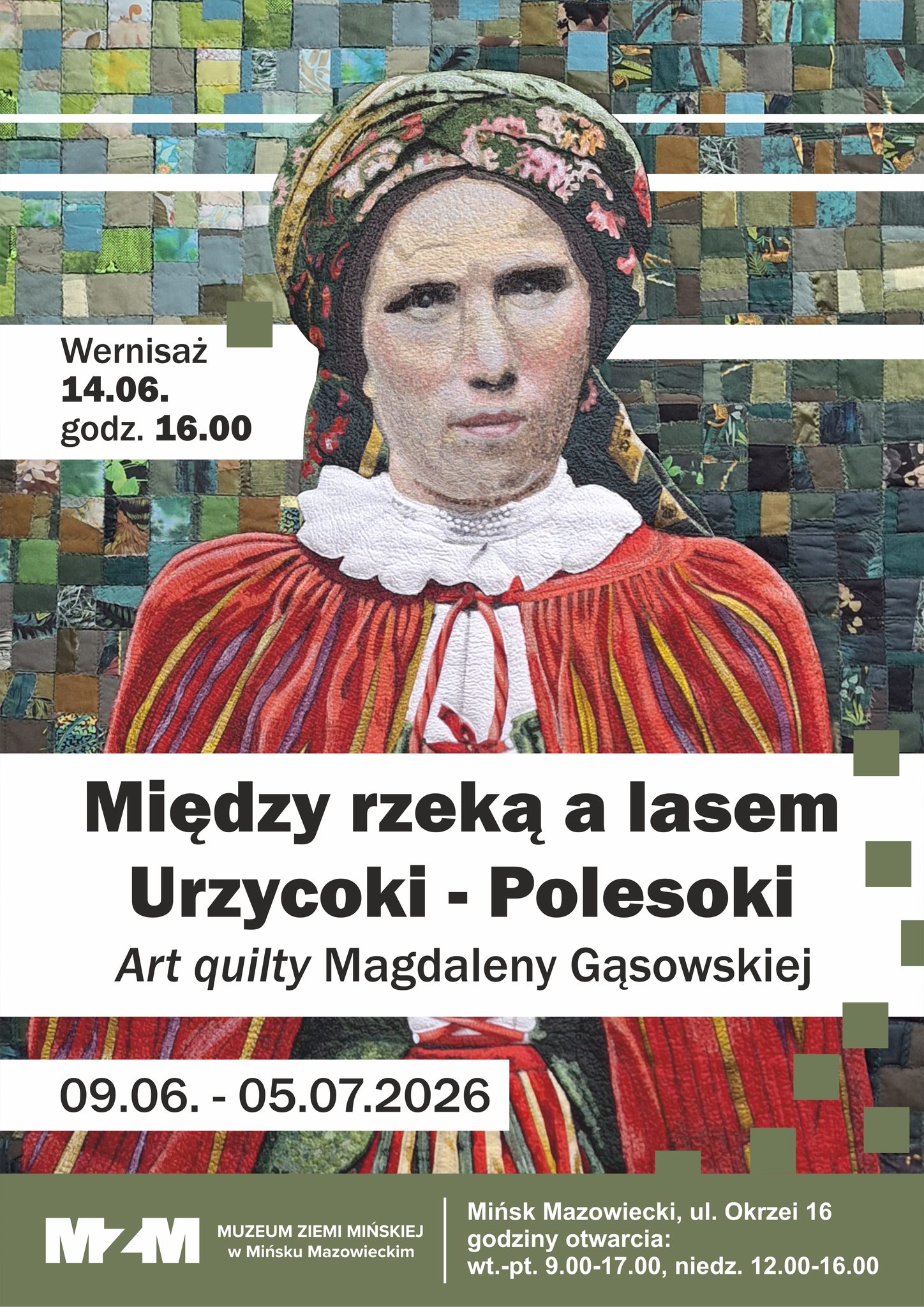 Kliknięcie powiększy obraz. Centralna postać kobiety w tradycyjnym stroju ludowym. Kobieta nosi kolorowy chustę z kwiatowym wzorem i czerwoną, paskowaną suknię z białym kołnierzem. Tło tworzy zielony patchwork z małych kwadratów tkanin. Na plakacie widoczne są białe pasy i zielone kwadratowe akcenty oraz zielony pasek z logo muzeum u dołu.