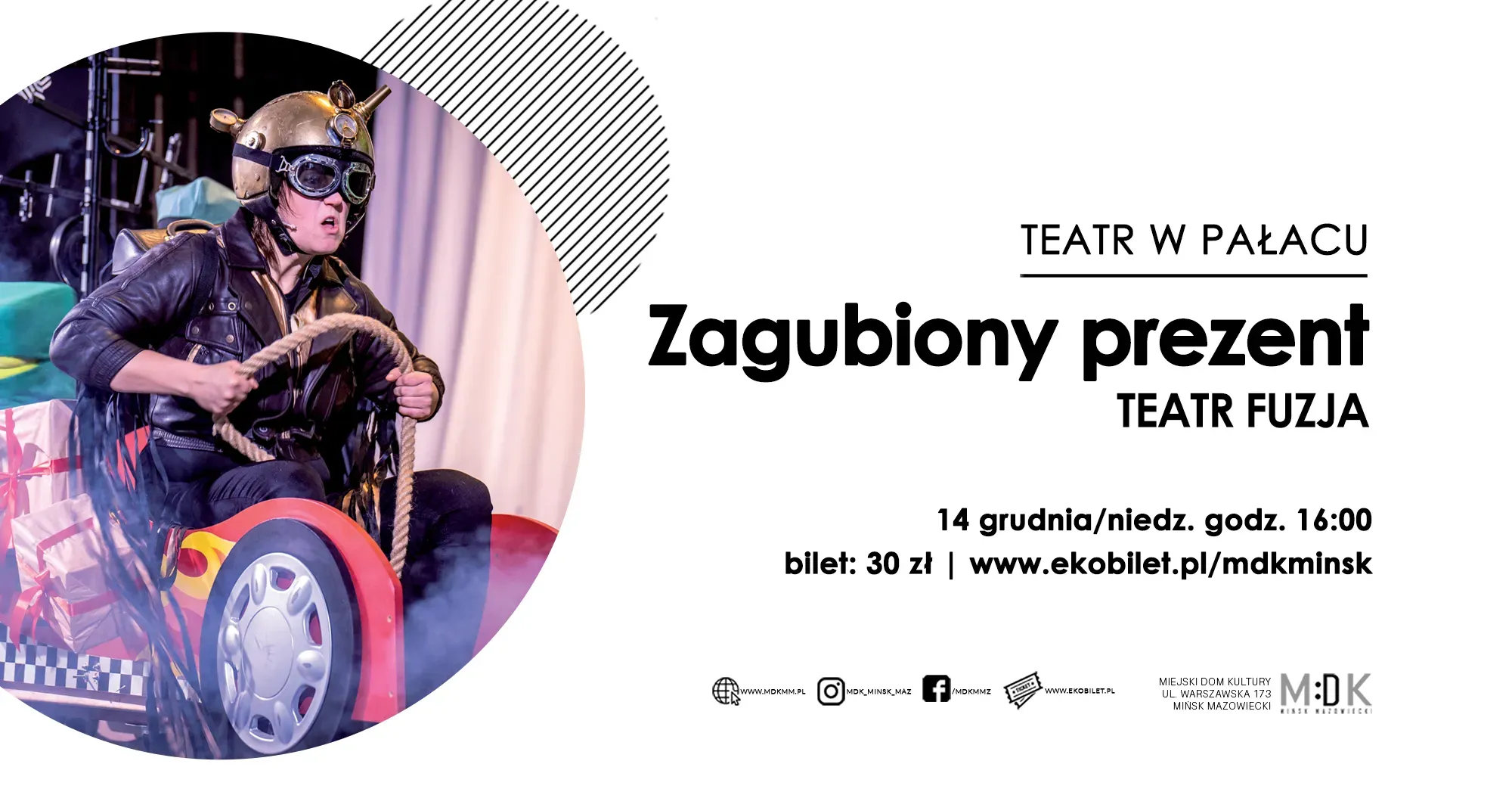 Kliknięcie powiększy obraz. Po lewej w kole aktor w skórzanej kurtce i hełmie ze śrubkami trzyma gruby sznur, siedząc w teatralnej rekwizytowej maszynie wyścigowej z prezentami z tyłu, Po prawej na białym tle czarnymi literami informacje o wydarzeniu