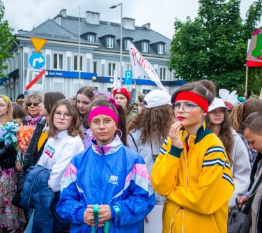 Dzień, pochmurno. Grupa dzieci w przebraniach