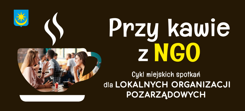 Na ciemno-brązowym tle informacje i po lewej zarys filiżanki z kawą i para. W filiżance zdjęcie rozmawiających kobiet